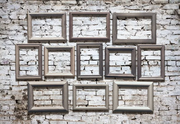 古いぼろぼろのレンガの壁に古いフォト フレーム — ストック写真