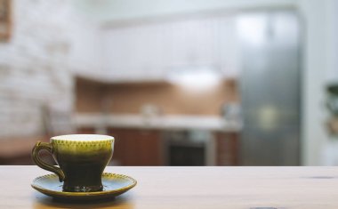 arka plan üzerinde bulanık iç ahşap masa üzerinde yeşil Kupası