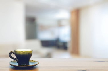 arka plan üzerinde bulanık iç ahşap masa üzerinde yeşil Kupası