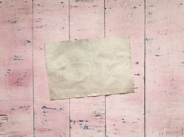 Старая Бумага Потрепанном Розовом Деревянном Фоне — стоковое фото