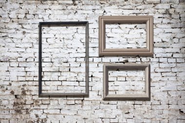 tuğla duvar eski fotoğraf çerçeveleri