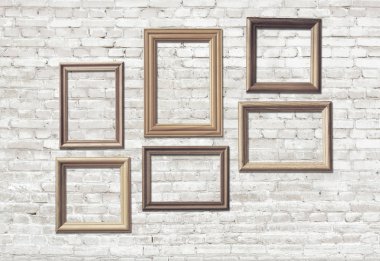 tuğla duvar eski fotoğraf çerçeveleri