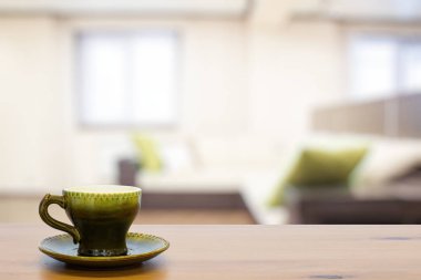 ahşap masa oturma odasında eski yeşil vintage Kupası