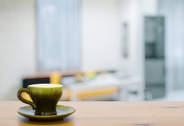 ahşap masa oturma odasında eski yeşil vintage Kupası