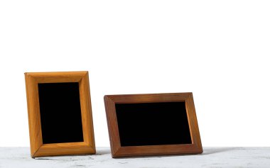 Fotoğraf çerçevesi masanın üzerinde