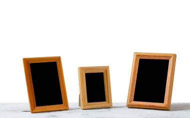 Fotoğraf çerçevesi masanın üzerinde