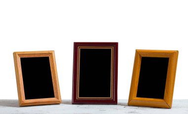 Fotoğraf çerçevesi masanın üzerinde