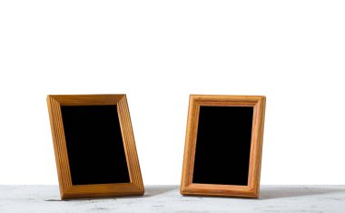 Fotoğraf çerçevesi masanın üzerinde