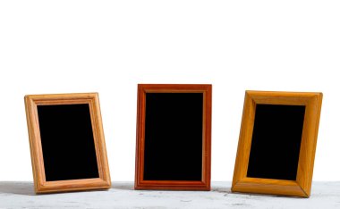 fotoğraf çerçevesi masada, beyaz arka plan, kırpma yolu ile izole.