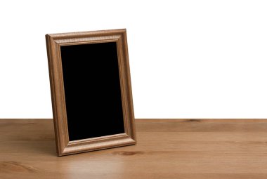 Fotoğraf çerçevesi masanın üzerinde