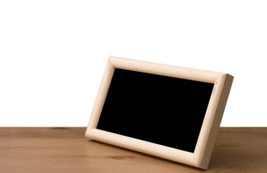 Fotoğraf çerçevesi masanın üzerinde