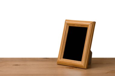 Fotoğraf çerçevesi masanın üzerinde