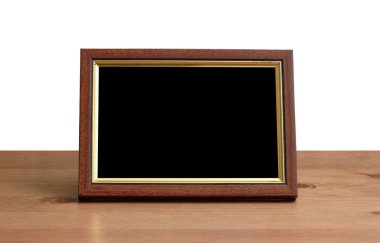 Fotoğraf çerçevesi masanın üzerinde