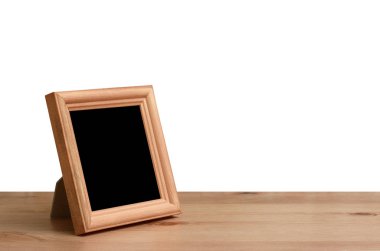 Fotoğraf çerçevesi masanın üzerinde