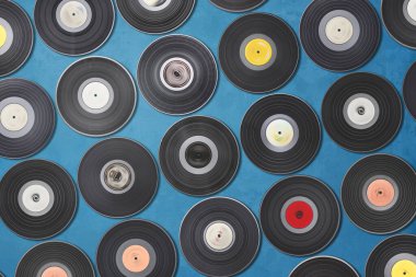 Vinil kayıt seti, mavi arkaplanda Lp koleksiyonu