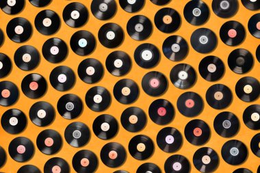 Vinil plak seti, sarı arkaplanda Lp koleksiyonu
