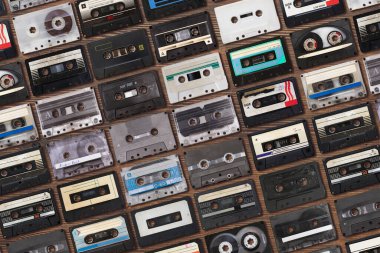 Ahşap arkaplanda retro ses bantları koleksiyonu