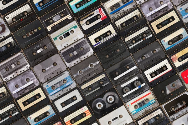 木の背景にレトロなオーディオテープのコレクション — ストック写真