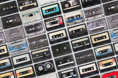 Beyaz arkaplanda retro ses bantları koleksiyonu