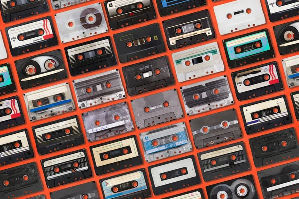 Kırmızı arkaplanda retro ses bantları koleksiyonu