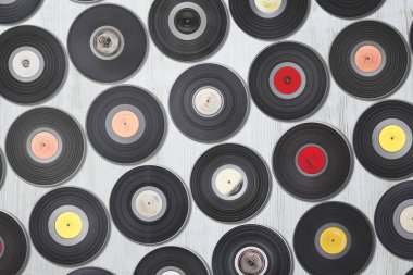Plaklar ayarlandı, beyaz arkaplanda Lp koleksiyonu