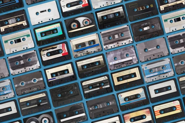 青の背景にレトロなオーディオテープのコレクション — ストック写真