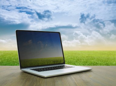 ahşap masa üzerinde pc, alanlar arka plan