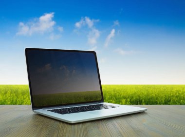 ahşap masa üzerinde pc, alanlar arka plan