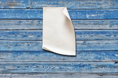 Eski ahşap duvarda beyaz kağıt, arkaplanda kopya alanı