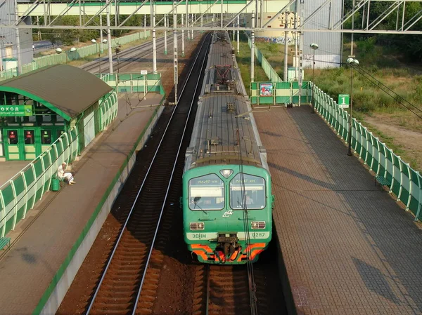 Arriving train to the Kosino station in Moscow — Stock Photo, Image