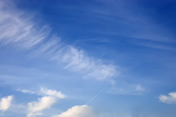 Vit cloudsinthe sky — Stockfoto