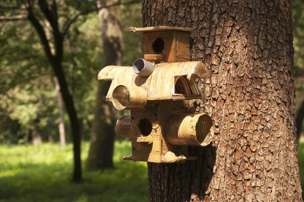 Feeder with a lodge for birds — Stock Photo, Image