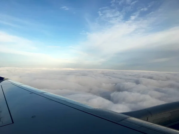 Himlen med moln från en planet styrelse — Stockfoto