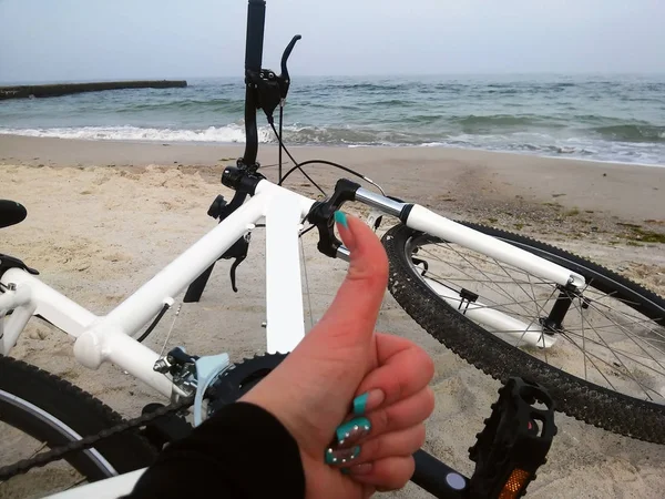 Bisikletin üstünde deniz kıyısı — Stok fotoğraf