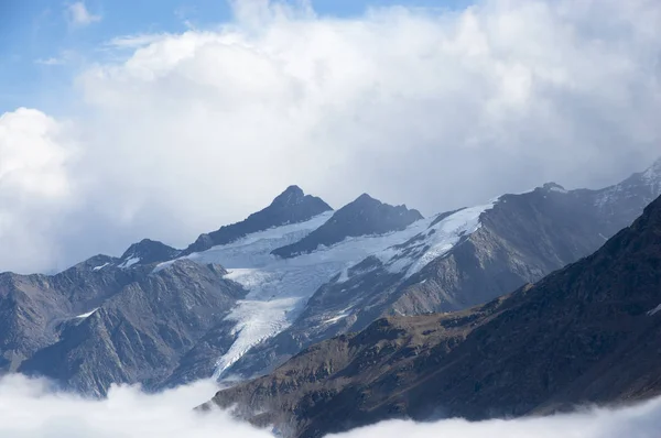 Ana Kavkazky ridge dağlarının kar — Stok fotoğraf