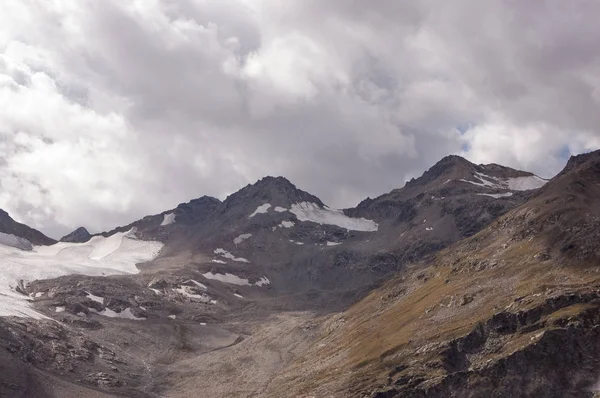 Kafkasya dağlarının yüksek kar — Stok fotoğraf