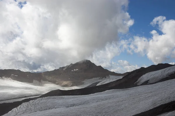 コーカサス山脈の高い雪の山 — ストック写真