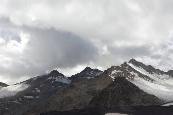 Altas montanhas de neve do Cáucaso — Fotografia de Stock