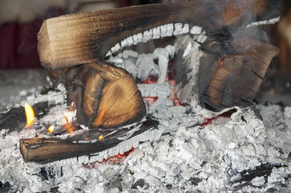 De brandende brandhout op een brand — Stockfoto