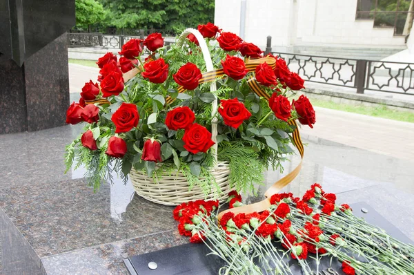 Blumen an einem Denkmal — Stockfoto