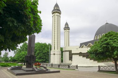 Müslüman caminin minareleri ile