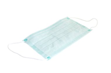 Tıbbi maske beyaz arkaplanda izole edilmiş.