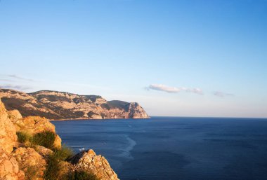 Kırım kıyısı yakınlarındaki yaz deniz manzarası