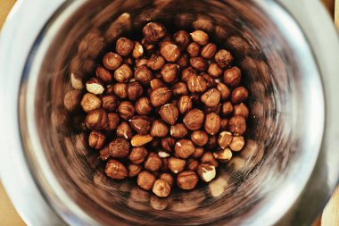 Çelik bir kase fındık.