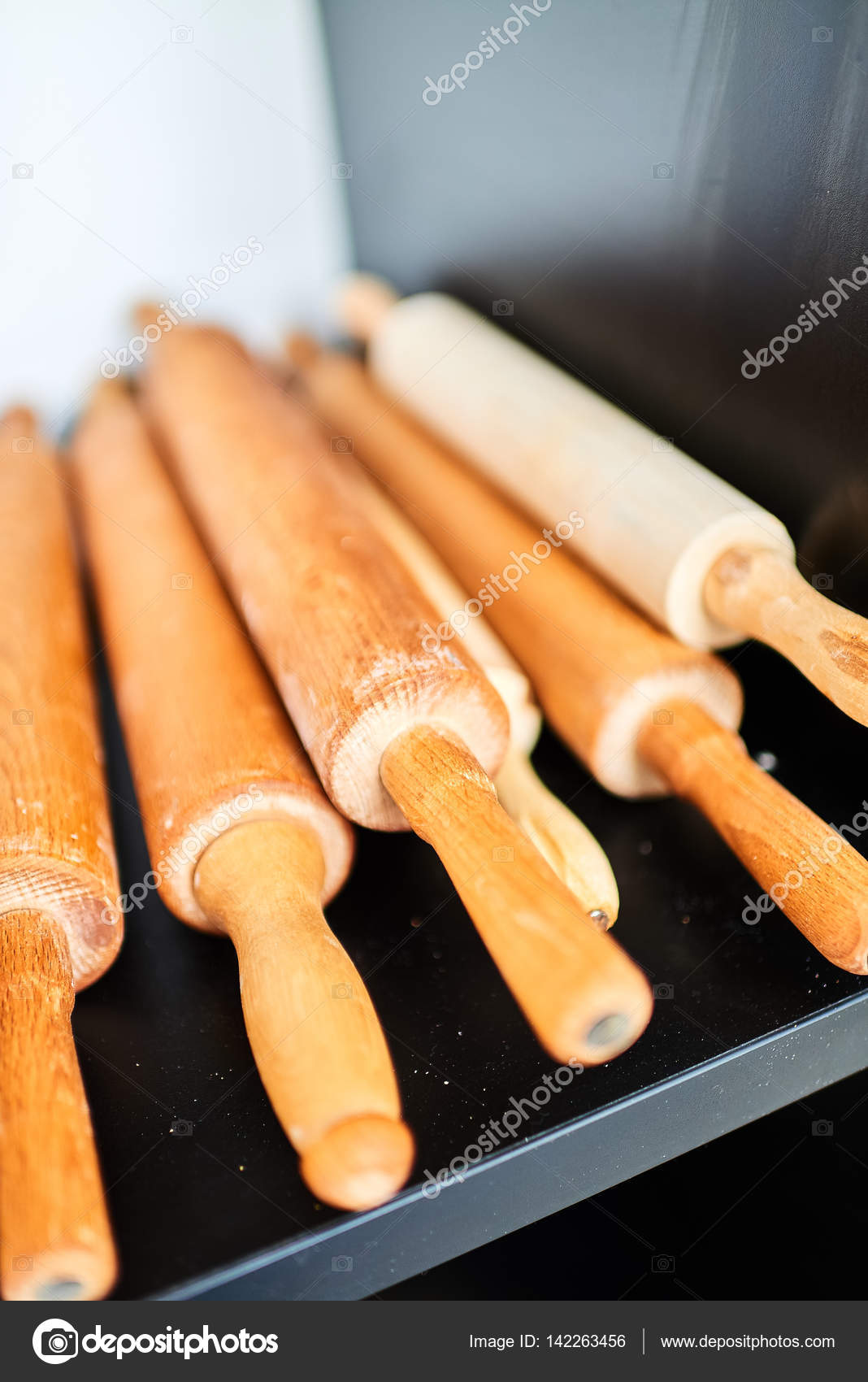 Utensile da cucina mattarello — Foto Stock © kirpifilm #142263456 Utensile da cucina mattarello — Foto Stock © kirpifilm #142263456