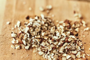 Kesme tahtası üzerinde kıyılmış fındık