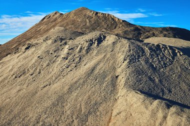 Mavi gökyüzü arka plan üzerinde kum yığını.