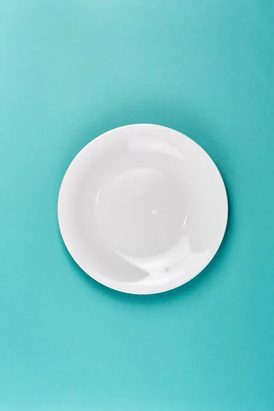 Empty plate on the turquoise background — Stock Photo, Image