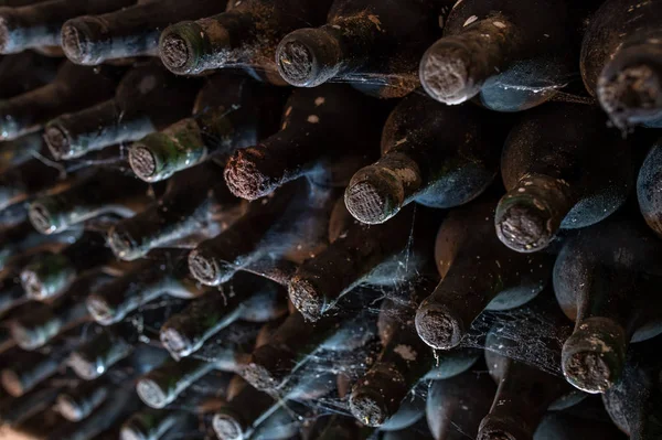 Viejas botellas de vino —  Fotos de Stock