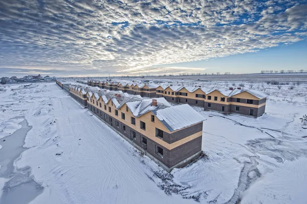 Lagerpanorama vor blauem Winterhimmel — Stockfoto